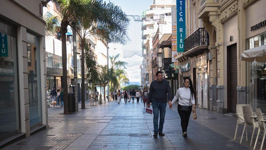 Comercios cerrados y poca gente en la calle Castillo el pasado domingo.