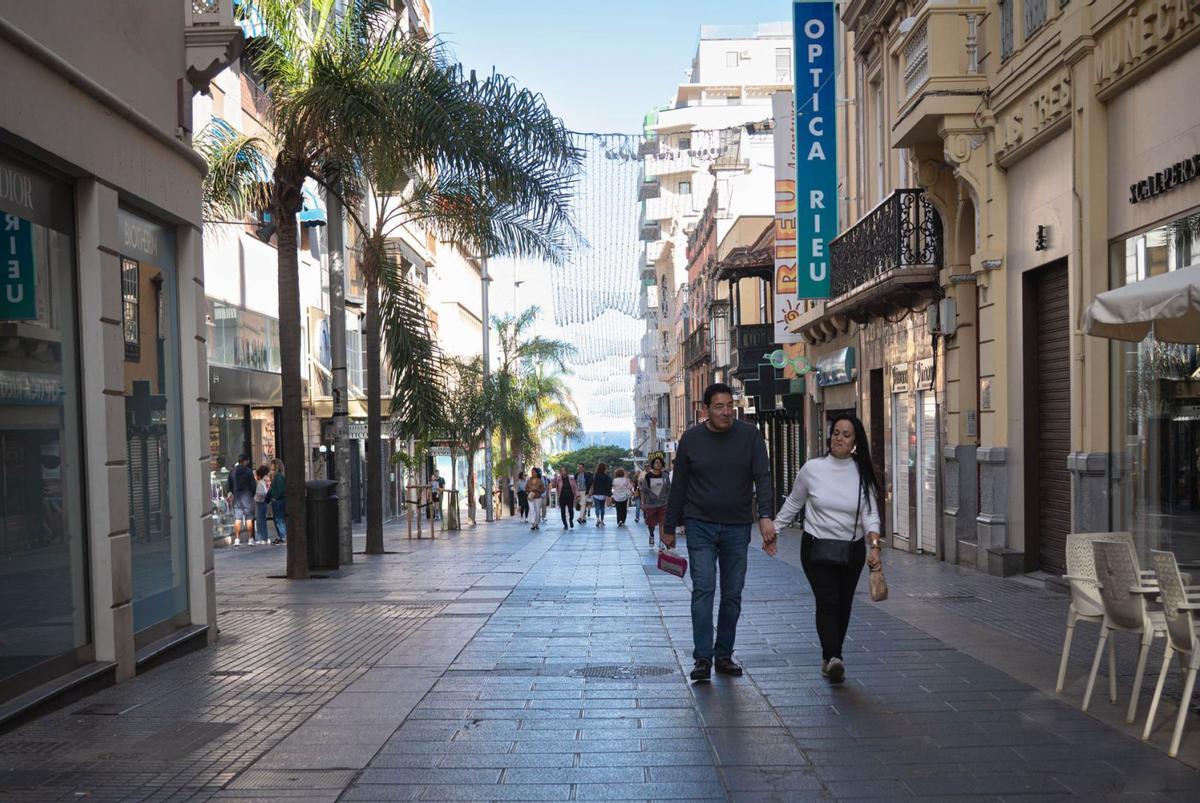 Comercios cerrados y poca gente en la calle Castillo el pasado domingo. | ARTURO JIMÉNEZ
