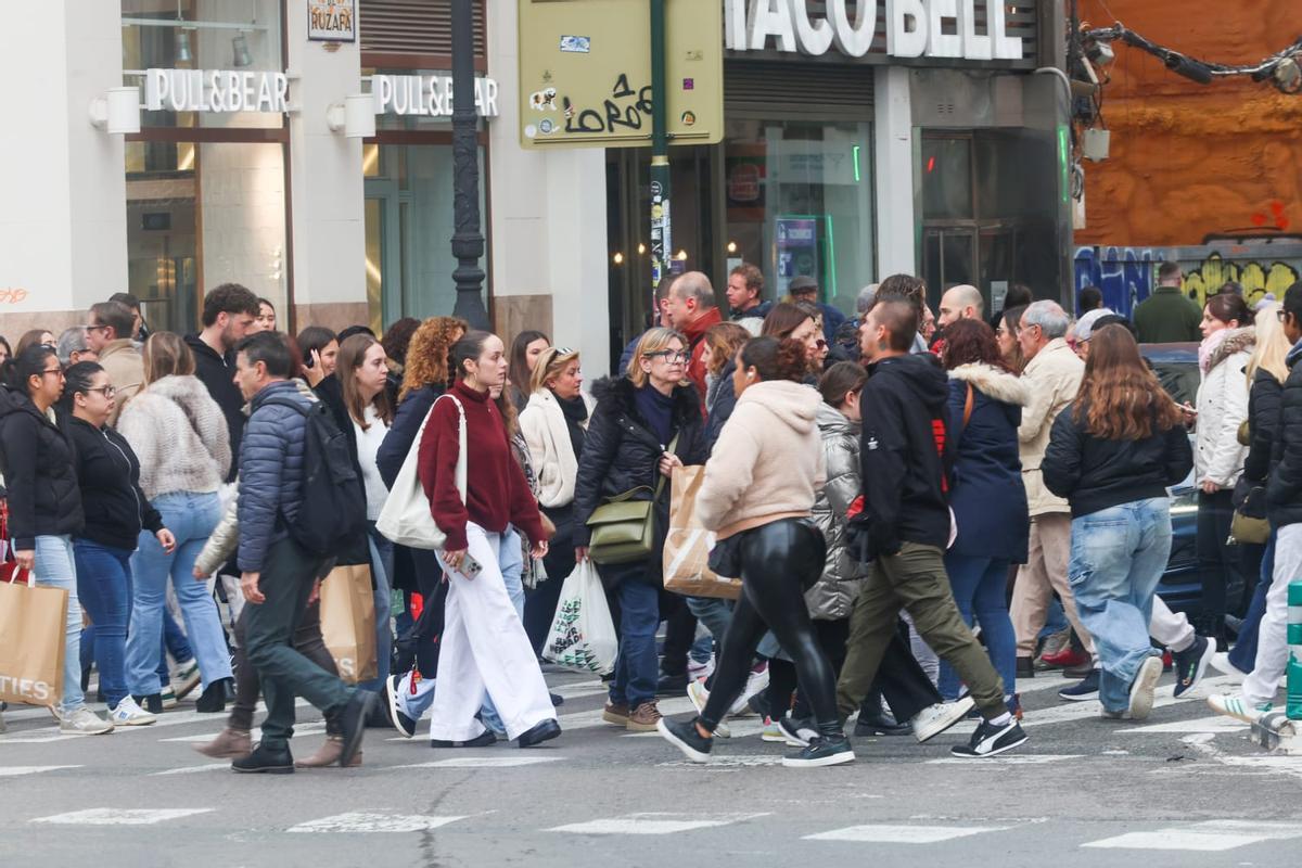 Calles abarrotadas en el centro de València para hacer las últimas compras de la Navidad