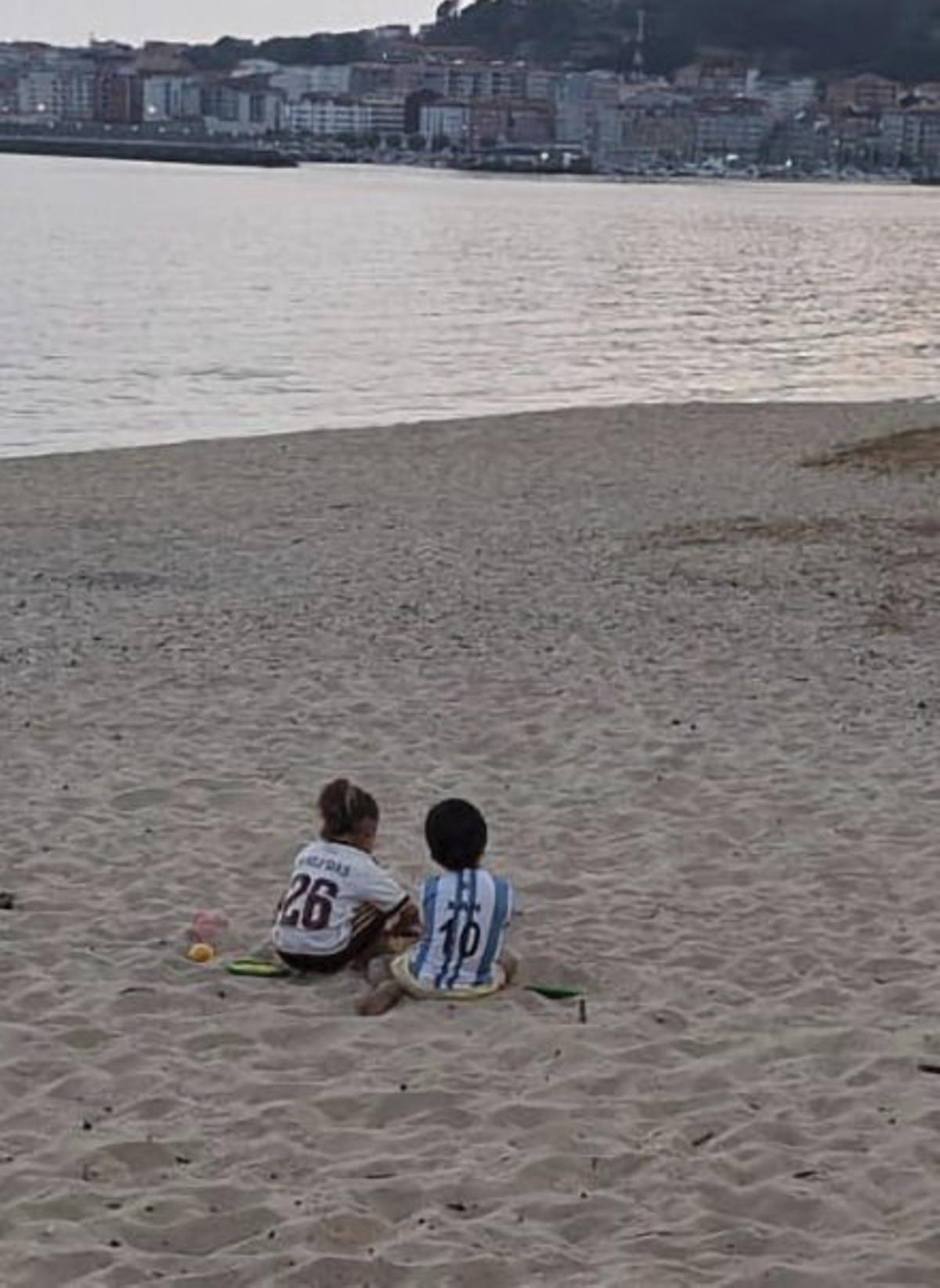 Niños con ambas camisetas. | J.C./C.G.