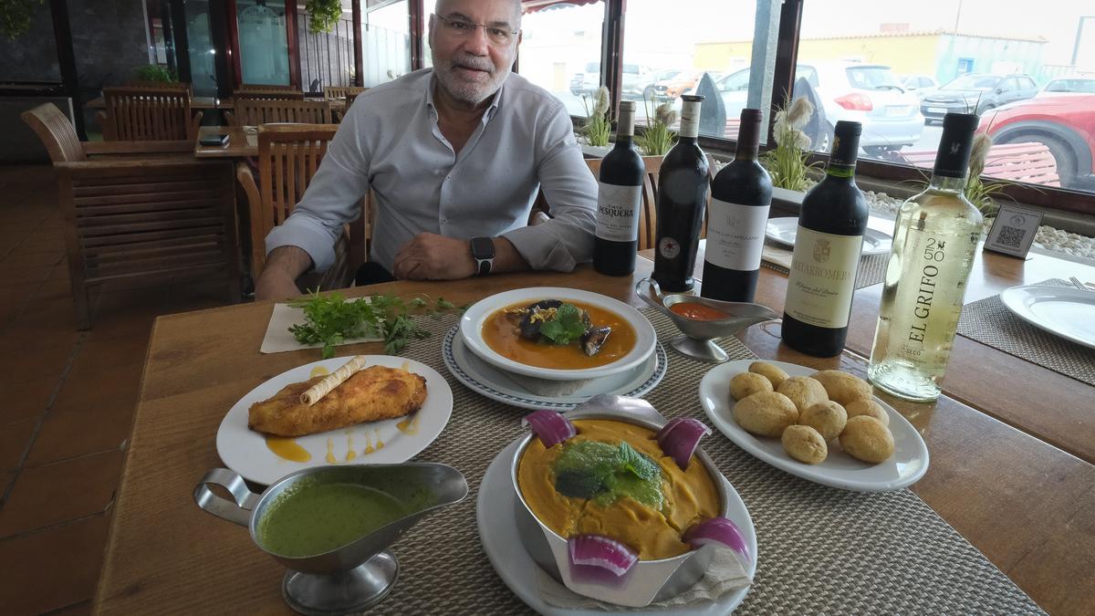 Eugenio del Cristo Cruz Camacho muestra algunas de las elaboraciones de su restaurante, entre ellas el gofio escaldado y la torrija.
