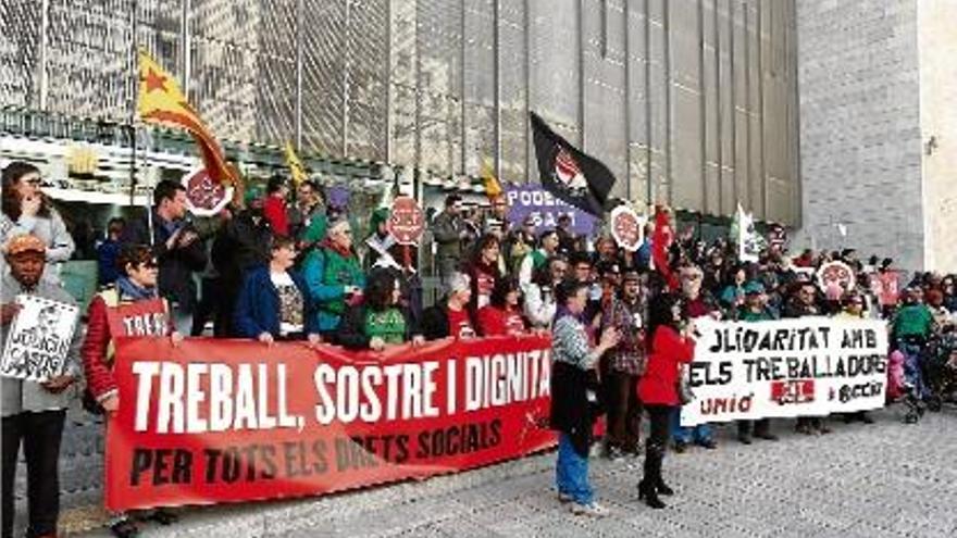 La caminada es va aturar a la seu de la Generalitat a Girona per protestar contra les polítiques de salut.