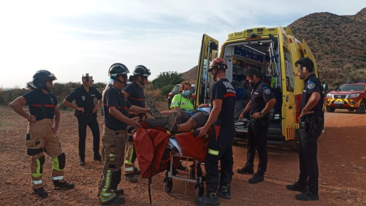 El operativo de rescate, junto al herido en Torre Pacheco.