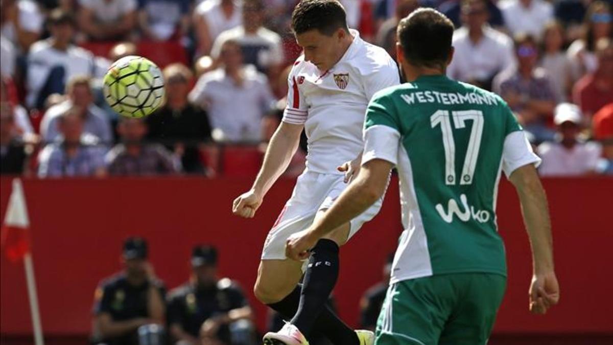 Gameiro cabecea ante Westermann el 1-0 del Sevilla-Betis