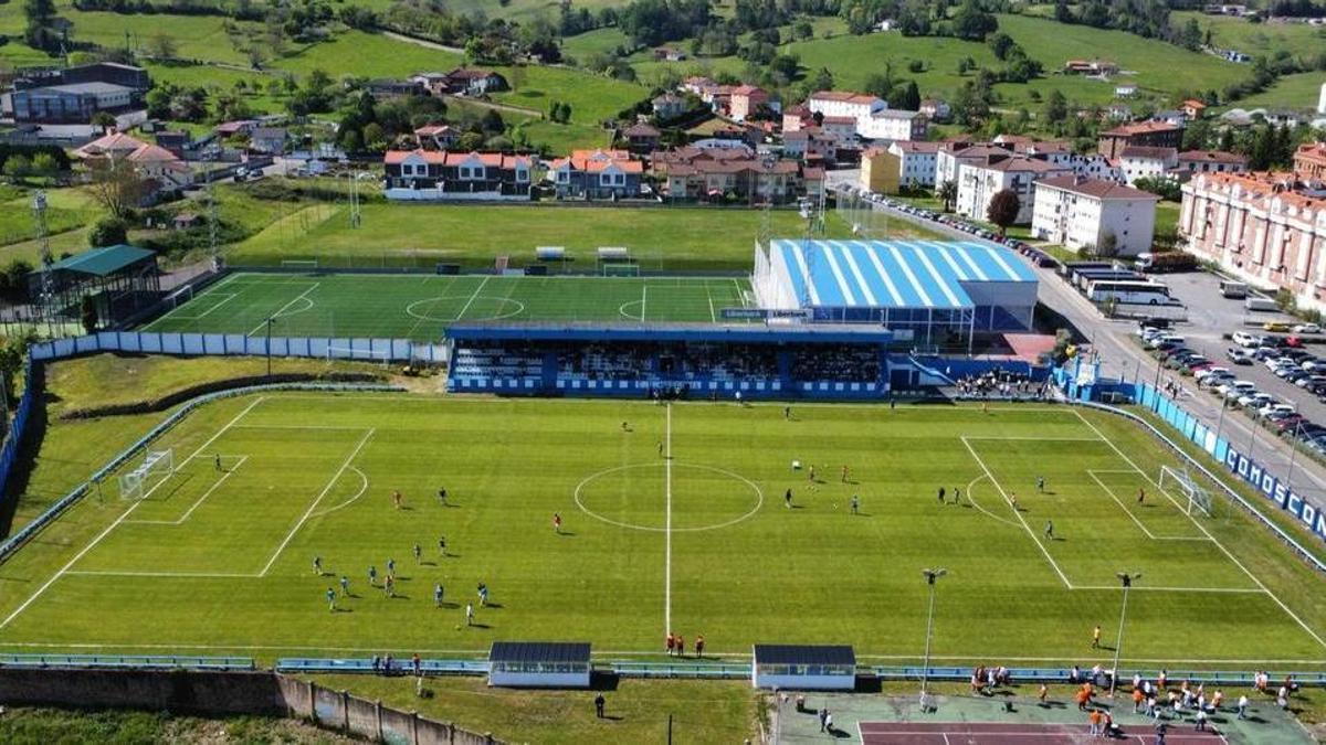 Vista aérea del estadio Marqués de la Vega de Anzo, en Grado.