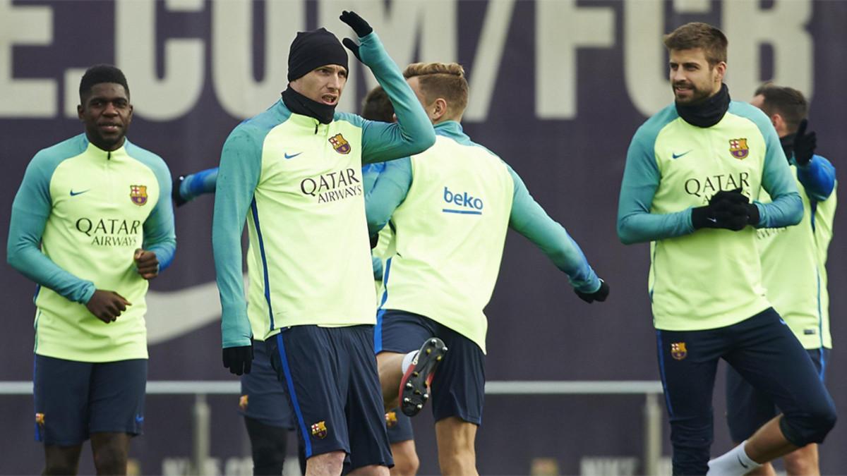 Mathieu, entre Umtiti y Piqué durante un entrenamiento del Barça