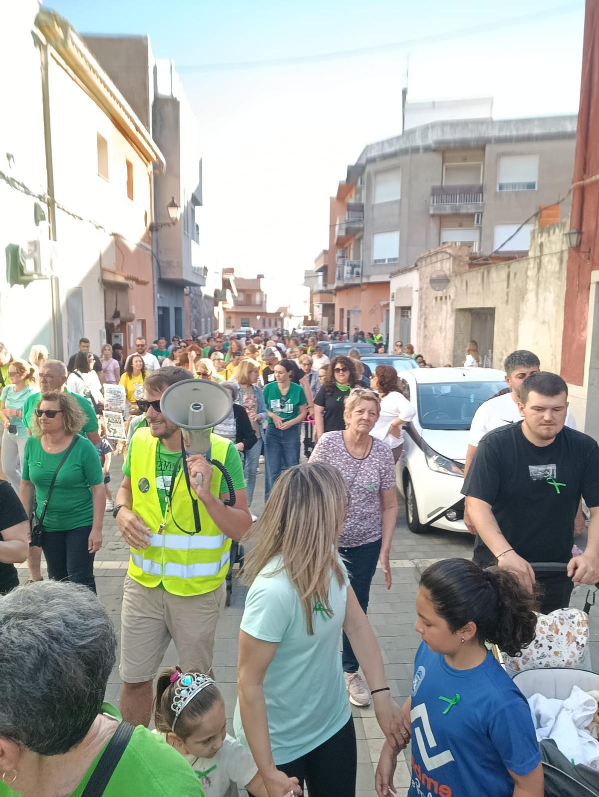 Familias y docentes de los centros educativos de Favara han participado en la marcha.