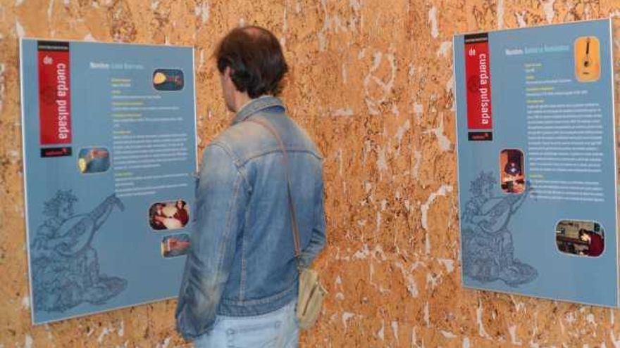 Un visitante, en la exposición de la Casa de Cultura de Arriondas.