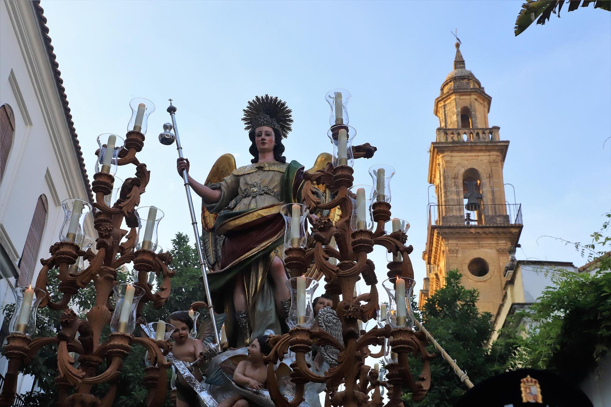 San Rafael procesiona por las calles de Córdoba