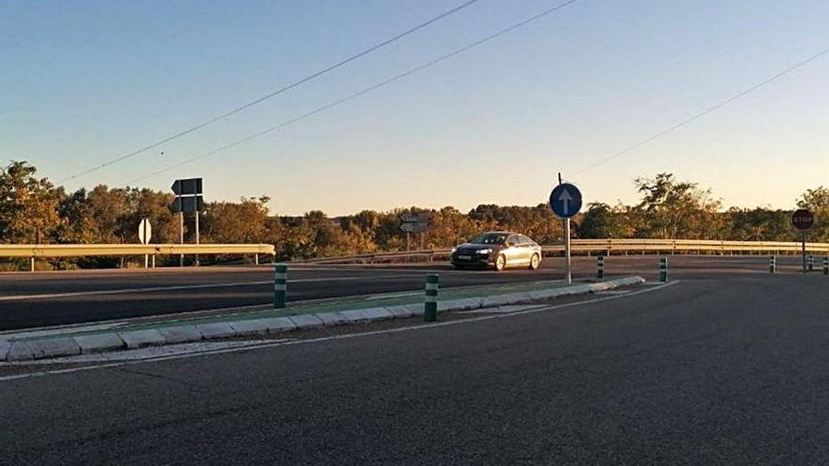 Raqueta que conecta el cruce de la N-122 con la carretera de Salamanca