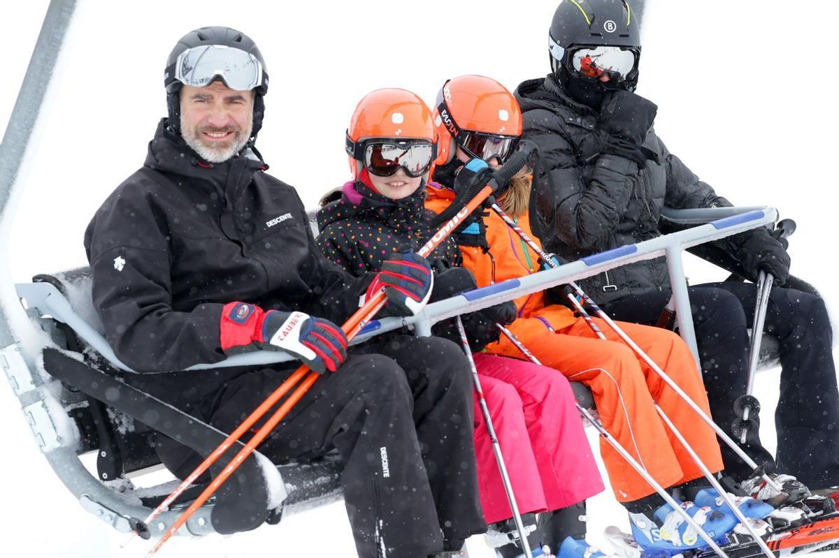 La Familia Real disfrutando de la nieve de Astún