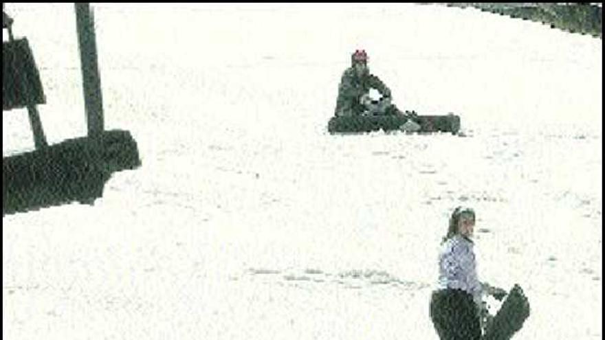Dos snowboarders, en las instalaciones de Fuentes de Invierno.