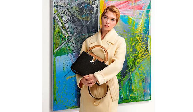 La actriz francesa, imagen de Louis Vuitton, con el bolso Capucines en una galería de arte contemporáneo.
