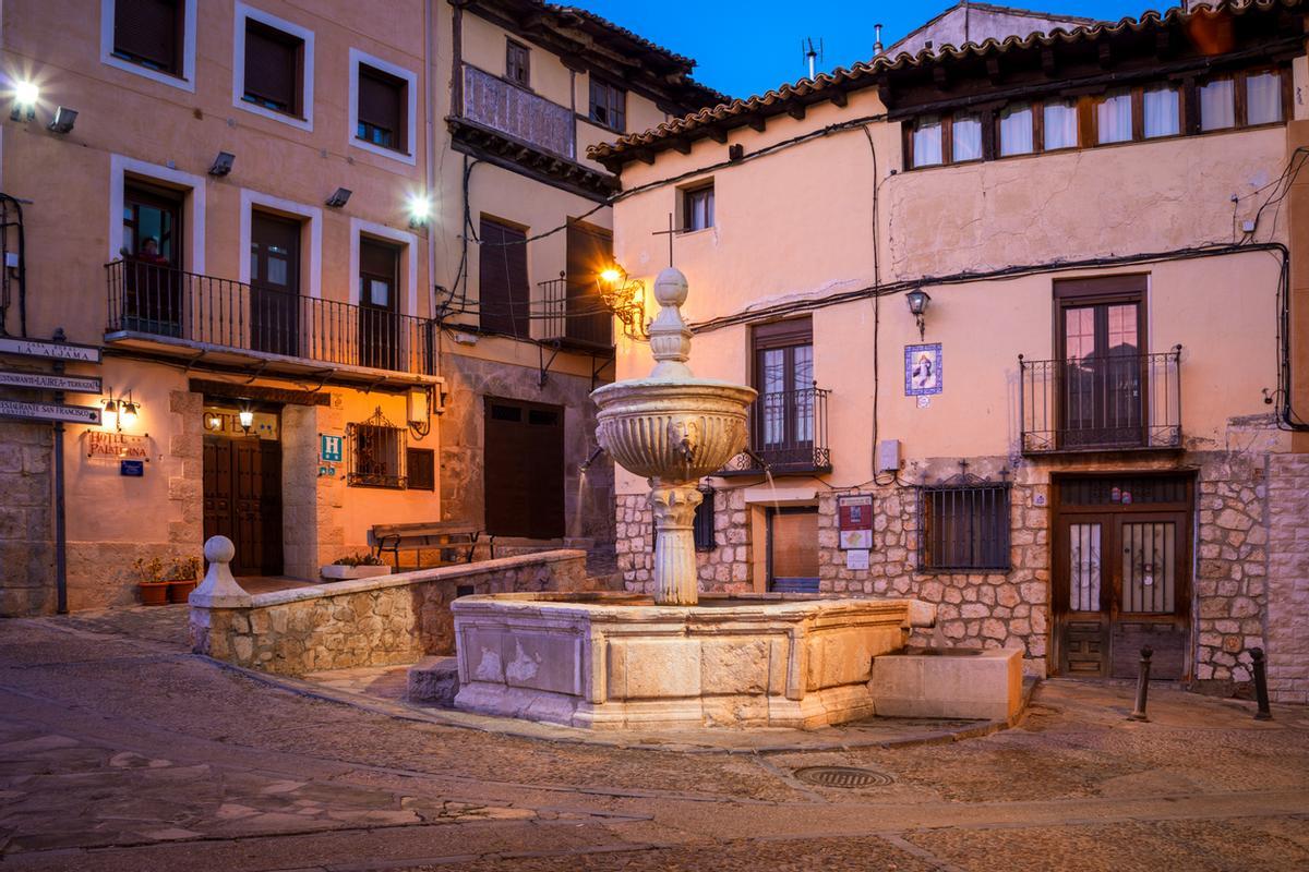 Fuente de los Cuatro Caigulos iluminada al atardecer