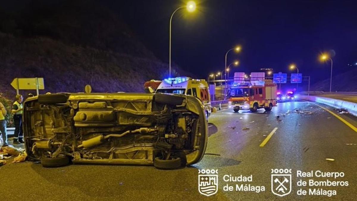 Eectivos de Bomberos de Málaga intervienen en un accidente de tráfico a la altura de la salida de El Limonar, sentido Almería.