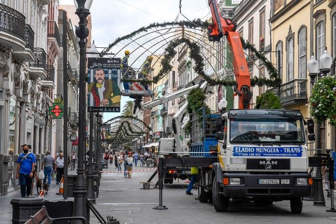 Colocado de alumbrado navideño en Triana