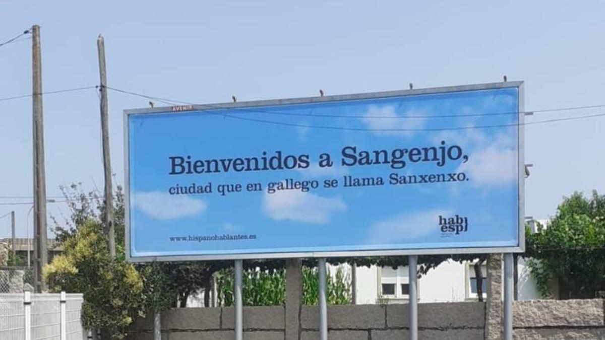La valla publicitaria colocada en Sanxenxo que ha reactivado la polémica alrededor del topónimo