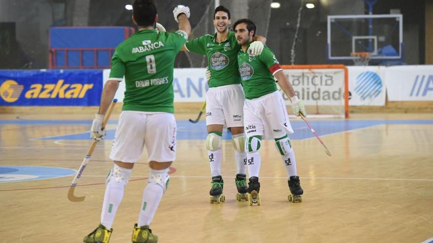 Los jugadores del Liceo celebran un gol