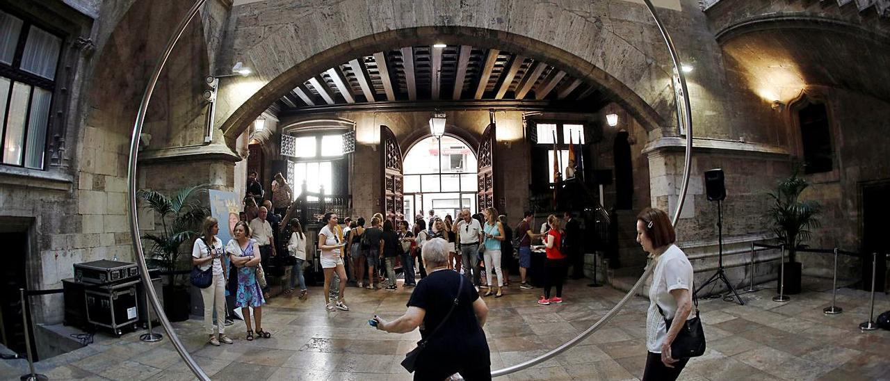 Dos personas atraviesan el «Cercle Berninià» que se exhibe en el Pati Gòtic del Palau. | EFE/J.C.CÁRDENAS