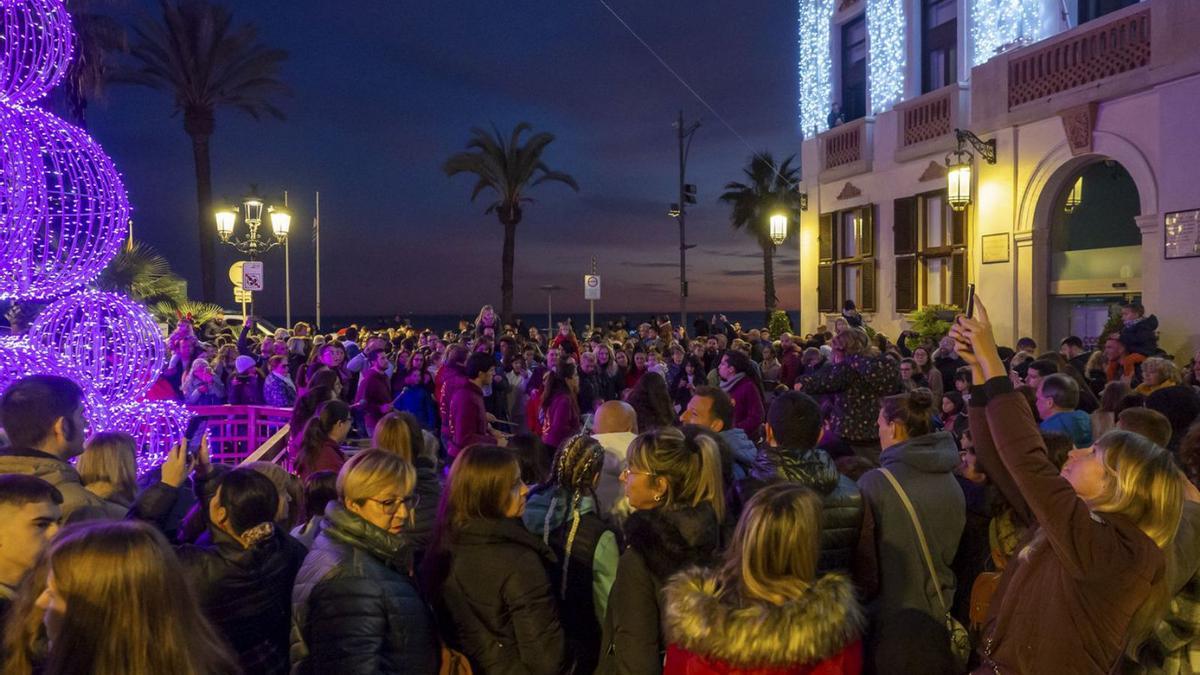 Molta gent va assistir a l’encesa de llums a Lloret. | AJUNTAMENT DE LLORET DE MAR