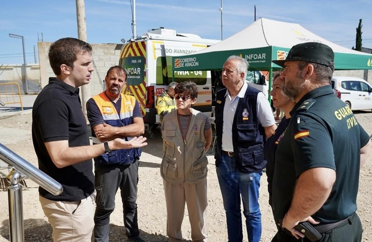 El alcalde de Leciñena, Andrés Picazo (izquierda) durante el operativo de extinción.