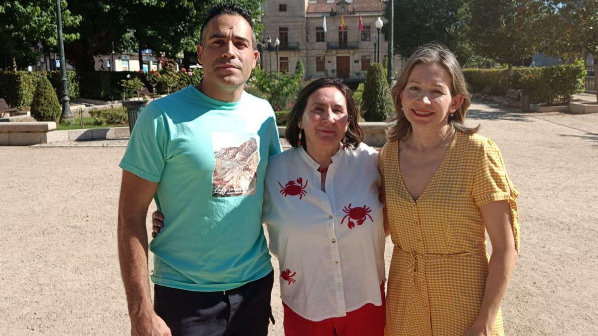 Belén González, en el centro, con los alumnos Carlos Muiños y Alfia Khasnulina.