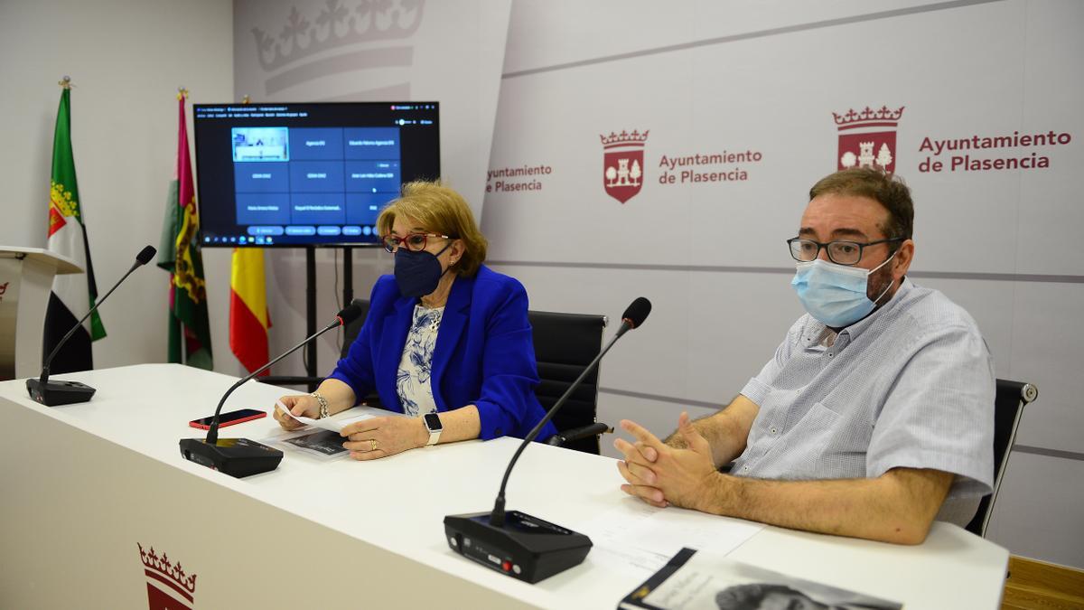 El director del teatro y la concejala, en la presentación de la programación.