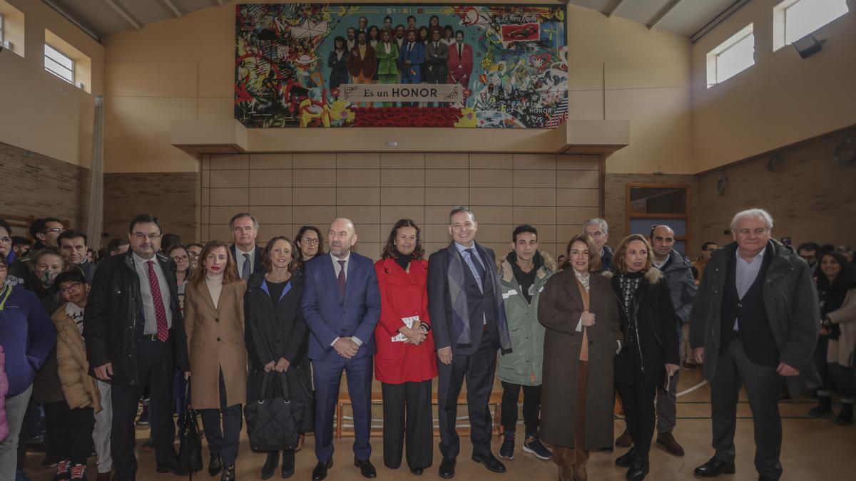 El mural de César Frey con los asturianos más destacados, de la fachada de LA NUEVA ESPAÑA al polideportivo de la entidad ovetense