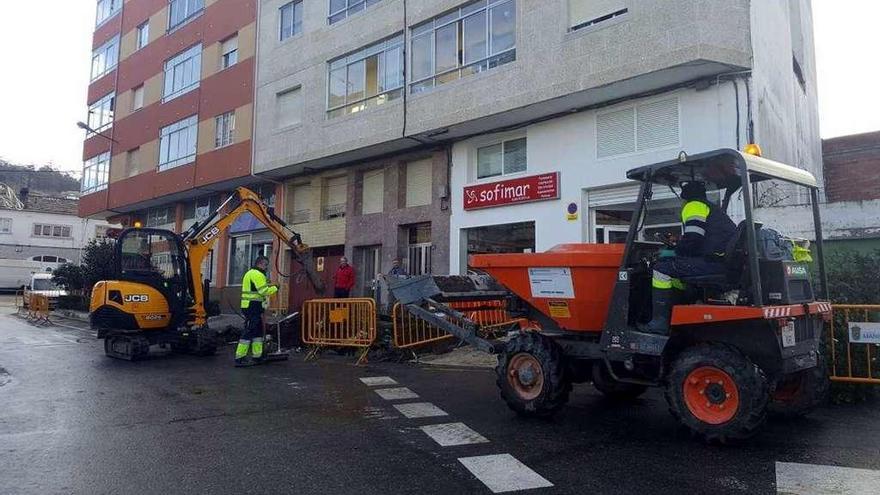 Las brigadas municipales trabajan en el acceso al barrio de A Cañota.  // R.V.