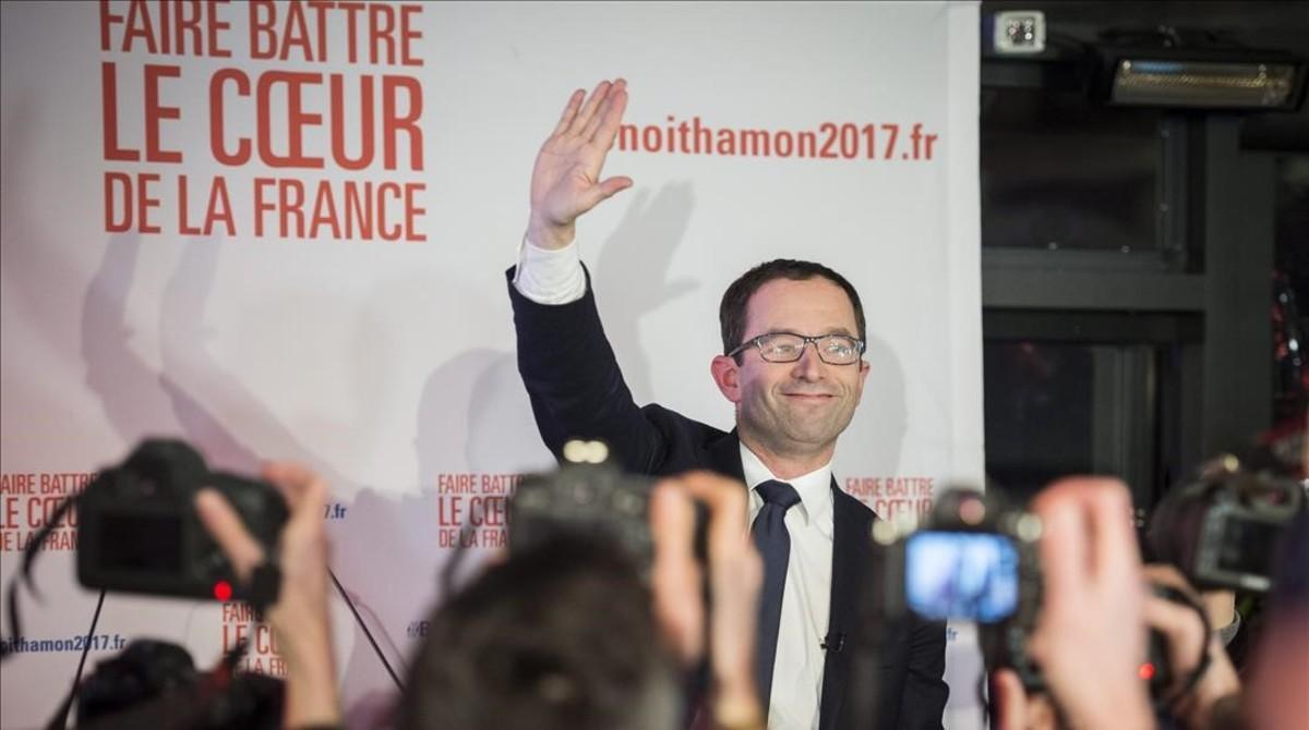 Benoit Hamon saluda a sus seguidores tras ganar la primera vuelta de las primarias de los socialistas franceses.