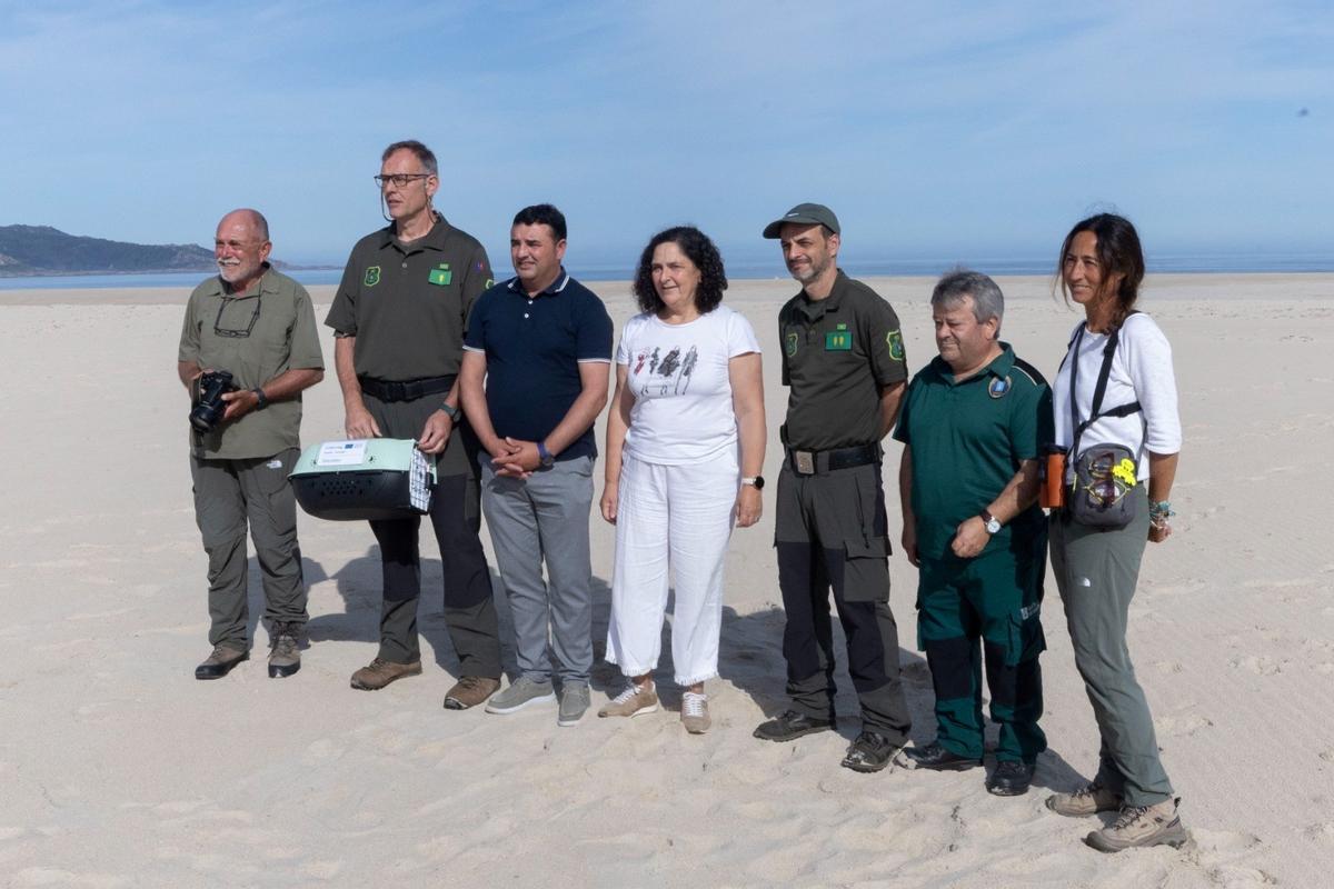 A delegada, no centro, co alcalde, técnicos da USC e axentes medioambientais en Traba.