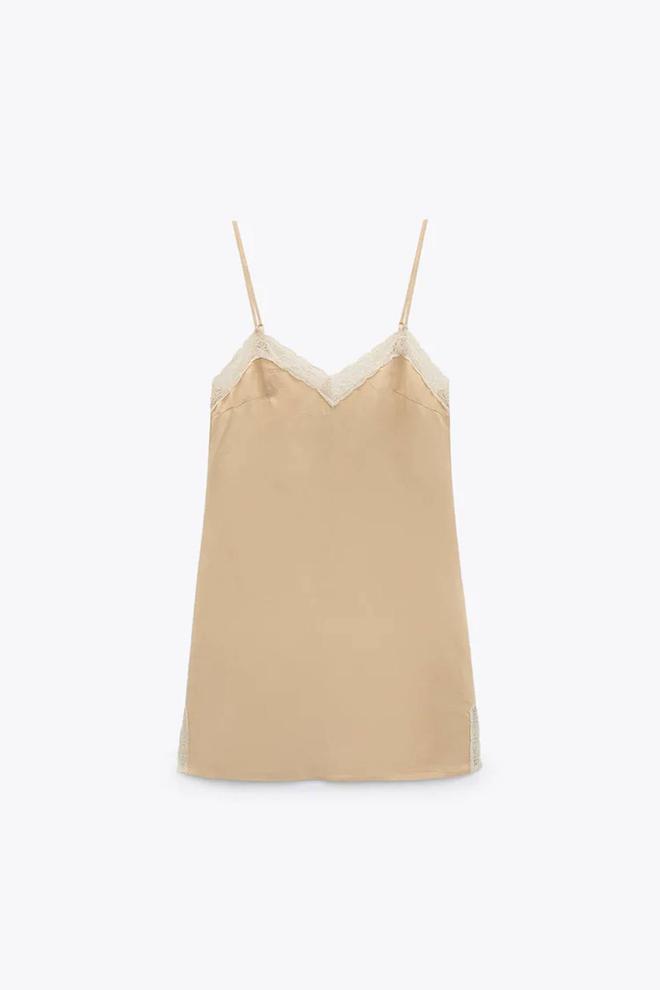 Vestido lencero en tono beige de Zara