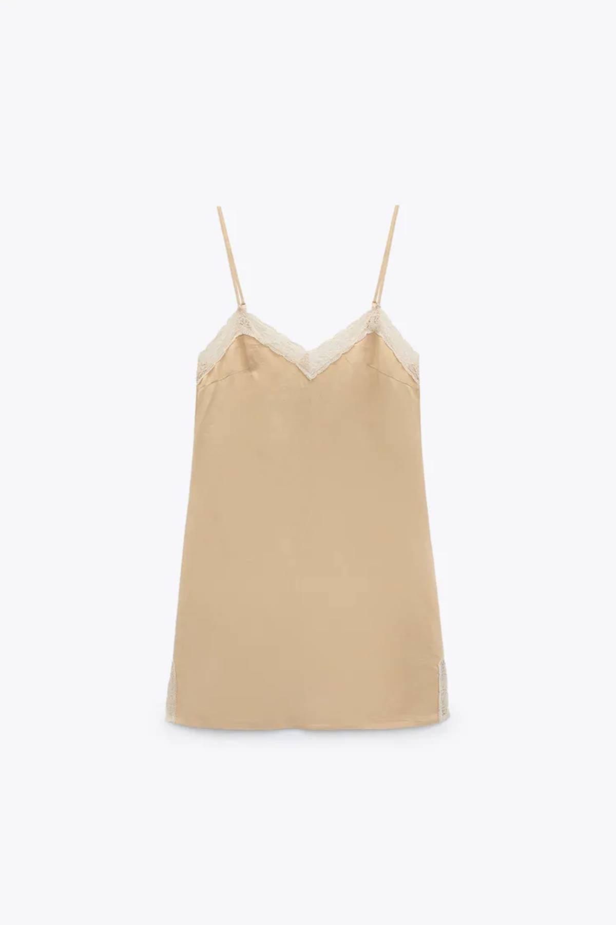 Vestido lencero en tono beige de Zara