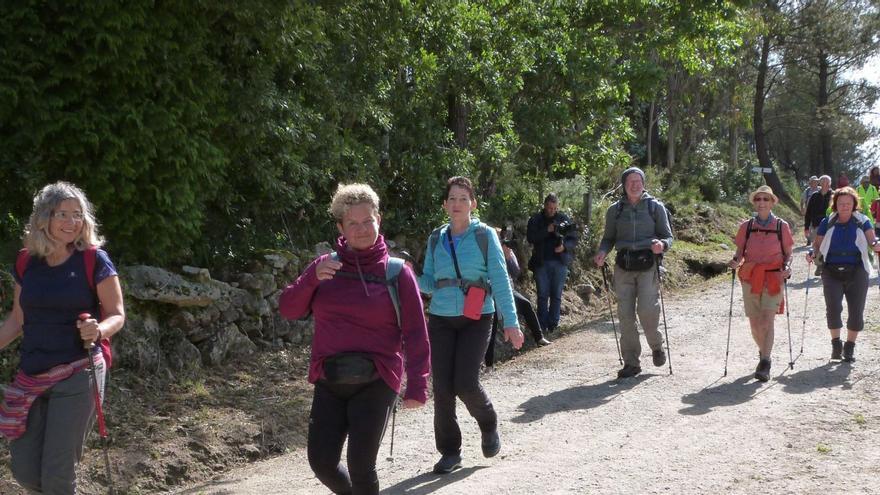 Un grupo de peregrinos en el Camino de Santiago a Fisterra y Muxía a su paso por el municipio de Dumbría / J. M. RAmos