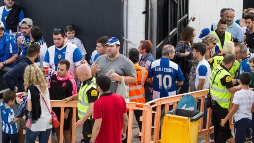 Agentes de seguridad controlan el acceso al campo del Mestalla el pasado domingo en Paterna.