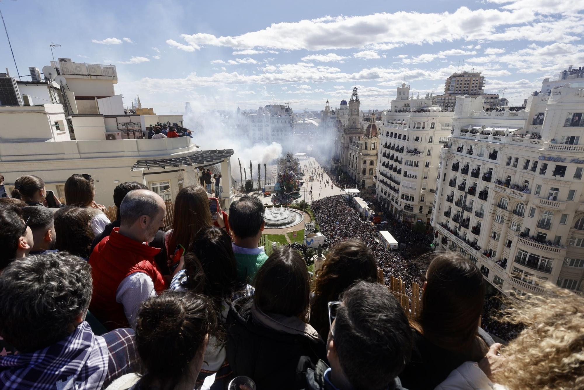 Llenazo total en València en un sábado de sol y muchas ganas de Fallas