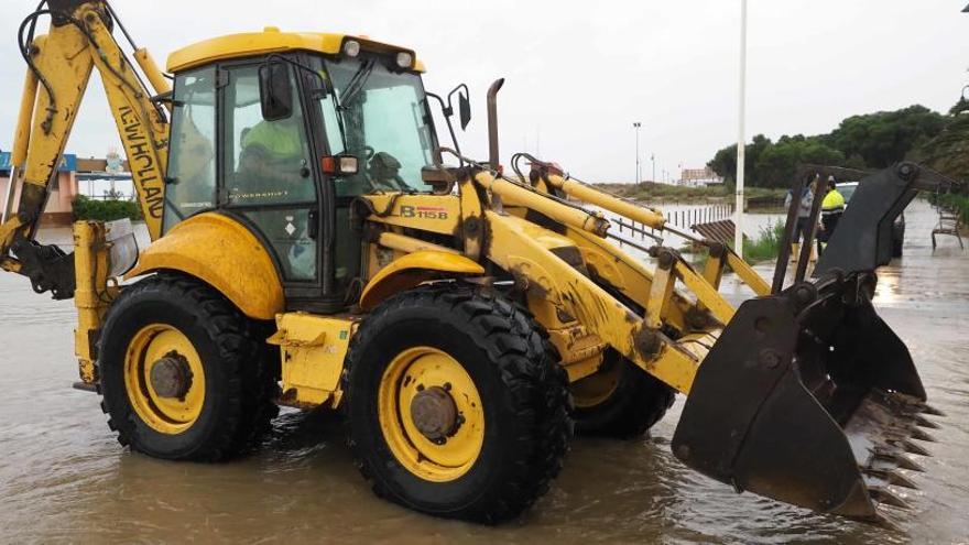 Unaimatge d&#039;arxiu d&#039;una màquina fent reparacions després del temporal