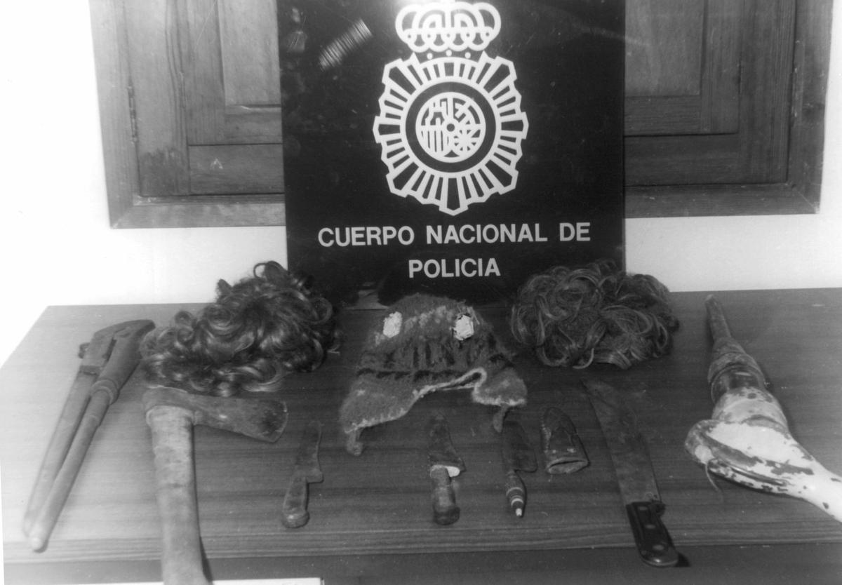 Armas y pasamontañas incautadas por la Policía tras registrar los domicilios de los condenados.