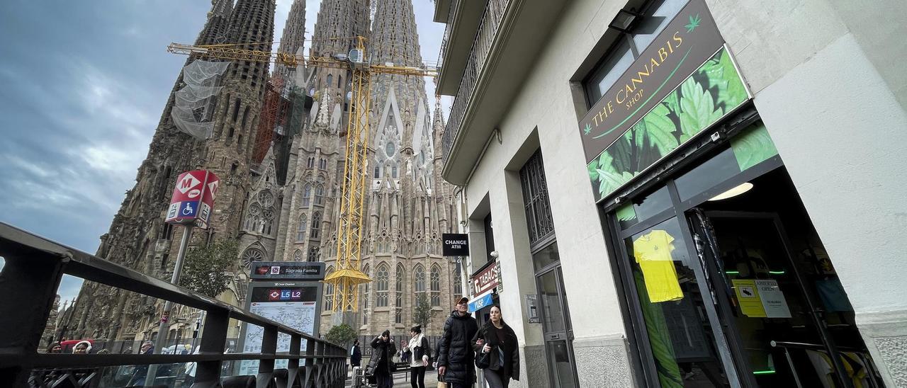 Tienda de productos relacionados con el cannabis en Sagrada Família.