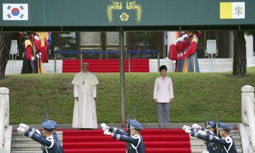 El Papa Francisco llega a Seúl en su primera visita a Asia