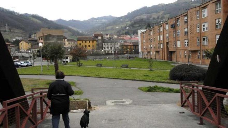 La zona verde de Ujo en la que se instalará el parque gerontológico sufragado por los vecinos.