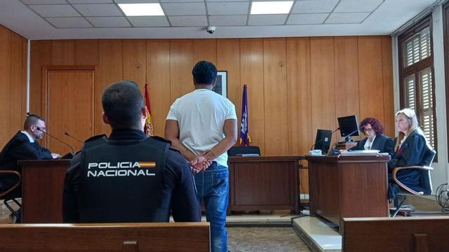 El joven acusado, de 26 años que está preso, durante el juicio celebrado en Vía Alemania, en Palma.