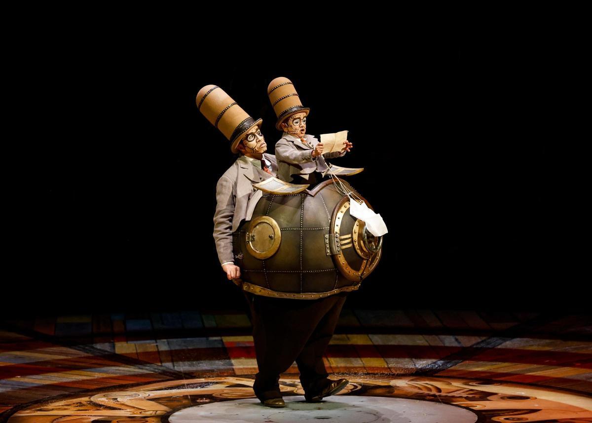 Los personajes Sr. Microcosmos y Cosmolito durante uno de sus números.