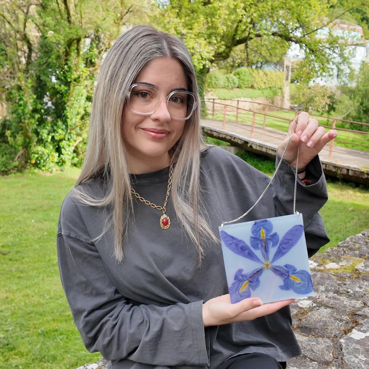 Sara Blanco, con un iris enmarcado en resina.