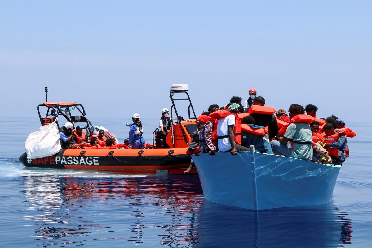 Les més de 400 persones rescatades pel barco de Metges sense Fronteres desembarquen a Sicília