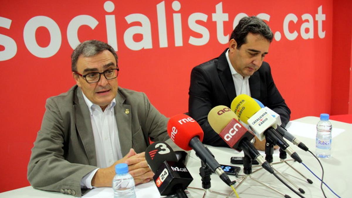 Àngel Ros y Manuel Bustos, este sábado, durante un acto en la sede del PSC de Lleida.