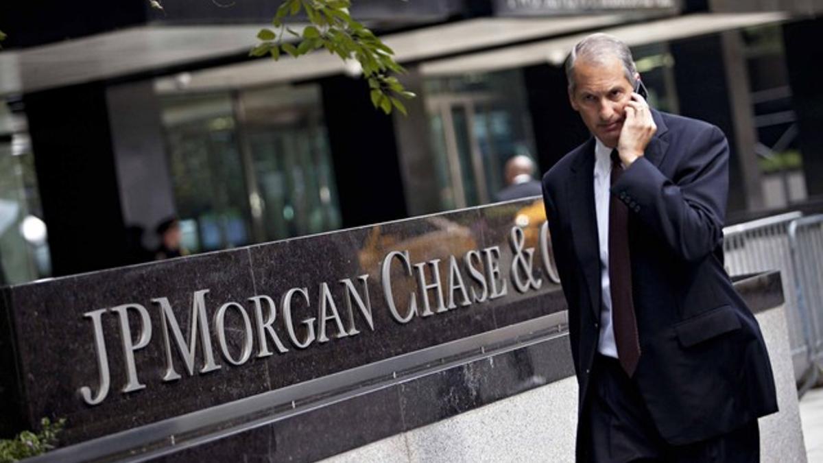 Un hombre pasa por la sede central en Nueva York del banco JP Morgan, en julio.