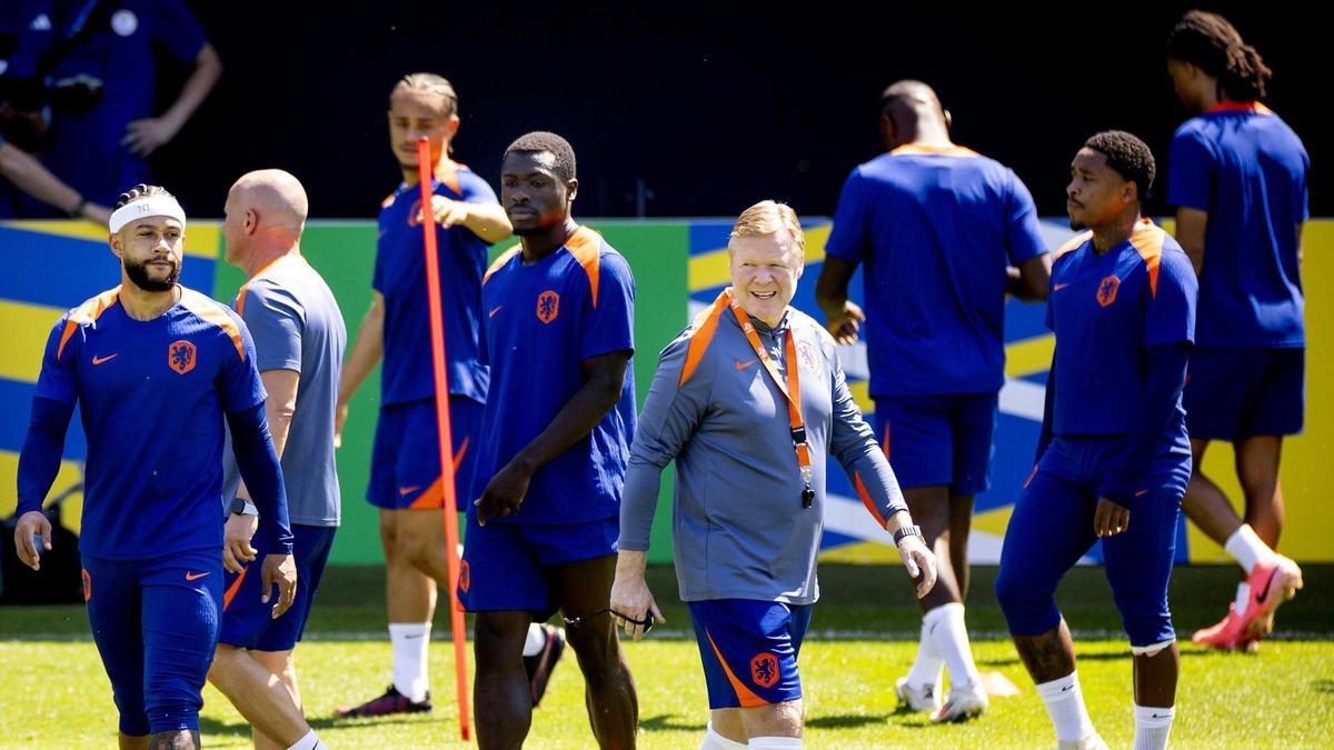 Koeman, durante el calentamiento de la última sesión preparatoria.