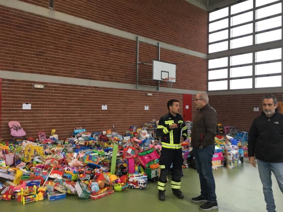 Los alicantinos donan 5000 juguetes y una tonelada de comida para los más necesitados