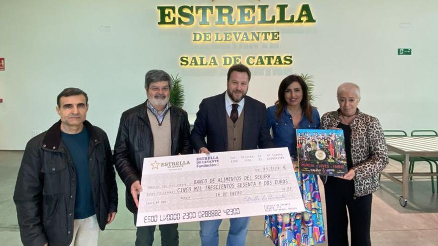 Estrella de Levante entrega un cheque solidario al Banco de Alimentos del Segura